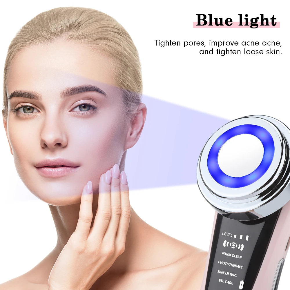 Mujer usando el aparato facial con luz LED
