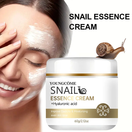 Mujer aplicando crema de caracol en la mejilla