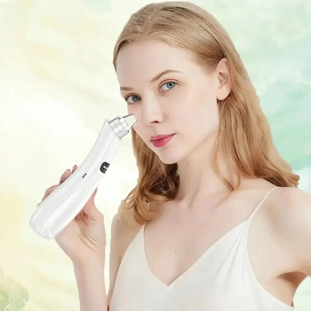 Mujer usando el limpiador de poros